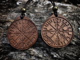 Vegvisir tallado en madera colgante o llavero
