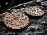 Vegvisir tallado en madera colgante o llavero