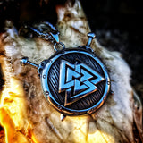 Escudo Vikingo símbolo valknut espadas