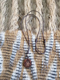 Amuleto símbolo Valknut, símbolo vikingo del guerrero.