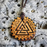Amuleto símbolo Valknut, símbolo vikingo del guerrero.