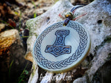 Talismanes tallados en cuerna símbolos mjolnir, valknut, sleipnir