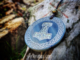Talismanes tallados en cuerno símbolos mjolnir, valknut, sleipnir