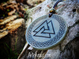 Talismanes tallados en cuerna símbolos mjolnir, valknut, sleipnir