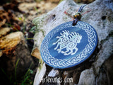 Talismanes tallados en cuerno símbolos mjolnir, valknut, sleipnir