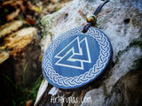 Talismanes tallados en cuerno símbolos mjolnir, valknut, sleipnir