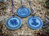 Talismanes tallados en cuerna símbolos mjolnir, valknut, sleipnir