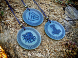 Talismanes tallados en cuerna símbolos mjolnir, valknut, sleipnir