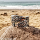 Anillo hugin y munin símbolo del trisquel