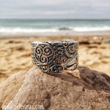 Anillo hugin y munin símbolo del trisquel