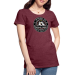 Camiseta premium mujer | Arte Runas The Northern Black Forge - rojo bordeaux salpicado